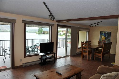 Safari Beach Resort Osoyoos Exteriör bild